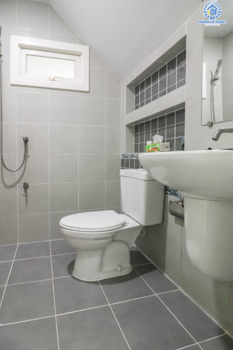 *****บ้านเดี่ยวมือสองนนทบุรี ม.คณาสิริ ชัยพฤกษ์-วงแหวน จากแบรนด์ชื่อดัง Sansiri บ้านสวย ไม่เคยเข้าอยู่ บนเนื้อที่ 50 ตร.ว. มาพร้อมฟังก์ชัน 3 ห้องนอน 2 ห้องน้ำ จอดรถ 2 คัน แถมฟรี ! เครื่องปรับอากาศ 2 เครื่อง เติมเต็มด้วยสิ่งอำนวยความสะดวกครบครัน บนทำเลศักยภาพ ใกล้ถนนกาญจนาภิเษก และ รถไฟฟ้าสถานีคลองบางไผ่